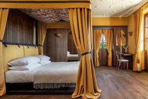 CremolinoNordelaia的一间卧室配有一张带黄色窗帘的天蓬床