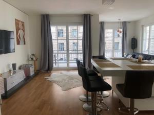 柏林Luxury 145 m2 Apartment with Terrace的一间厨房,里面配有桌椅
