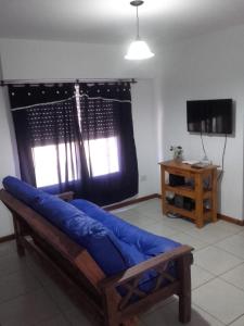 圣罗莎Ayres Pampeanos的客房设有床、电视和桌子。