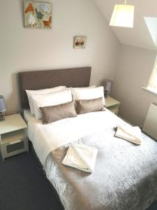 伯恩茅斯Modern House in Bournemouth town centre的卧室配有一张带两张桌子的大型白色床