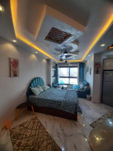 塞得港إستوديو فندقي بورتو سعيد porto said的一间卧室配有一张床和一个沙发