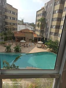 乌巴图巴Paradaise Resort Ubatuba的从窗户可欣赏到游泳池的景色