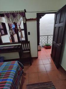 危地马拉安地瓜Hotel Vista al Cerro的一间设有床铺和开放式门的房间