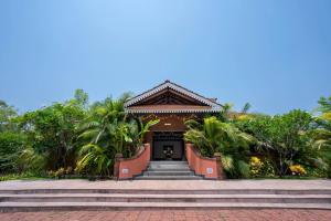 SawantwadiSarth Ayurveda Retreat and Wellness Centre的大楼设有楼梯,通往前门