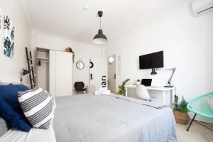 马拉加Nordik Rooms Urban - Trinidad "Copenhague"的白色卧室配有床和书桌