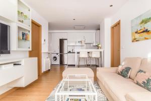 拉科鲁尼亚Precioso apartamento nuevo en el centro de A Coruña!的客厅配有沙发和桌子