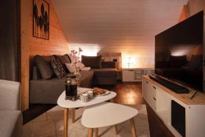 马尔比伊松Duplex La Vue du Lac的客厅配有沙发和桌子