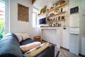格勒诺布尔Le Boheme - Rent4night Grenoble的一间带蓝色沙发的客厅和一间厨房