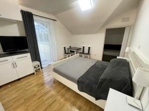 马汀Martinske Hole, Apartman, Nova Ponorka的一间卧室配有一张大床和一张桌椅
