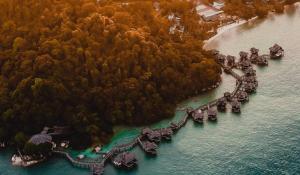 邦咯Pangkor Laut Resort - Small Luxury Hotels of the World的水面上岛屿的空中景观