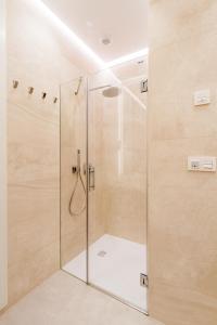 圣塞瓦斯蒂安ATSEGIN apartment climatización -Opción a parking-的浴室里设有玻璃门淋浴