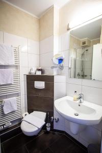 海巴赫Hotel Spessartstuben的白色的浴室设有水槽和卫生间。