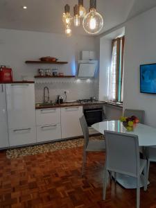 安科纳Il Balcone Sul Corso的厨房配有桌椅和水槽。