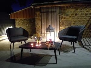 Le Ptit Spa de L'Abbaye Suite love et Spa privé的休息区