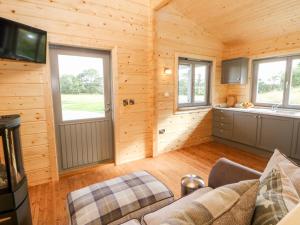 达灵顿Badgers Sett的小木屋客厅配有沙发和窗户
