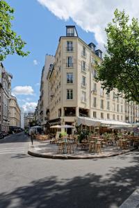 巴黎My Maison In Paris - Louvre的街道上设有桌椅的建筑