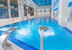 科沃布热格Olymp IV的大楼内的一个蓝色海水游泳池