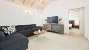 布罗托尼贾Villa Leon的客厅配有黑色沙发和电视