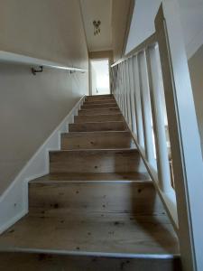 开普敦CherryPlum self-catering的房屋的楼梯,有木台阶