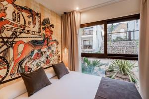 贝尼多姆Grand Luxor Village的卧室配有一张壁画床