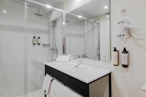 贝尼多姆Grand Luxor Village的白色的浴室设有水槽和淋浴。