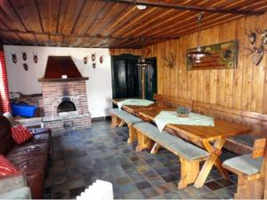 WondrebHendlmühle的一间带木桌和壁炉的用餐室