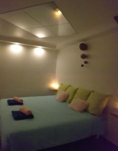 Le Ptit Spa de L'Abbaye Suite love et Spa privé客房内的一张或多张床位