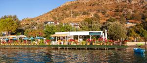 博兹布伦Aphrodite Hotel Bozburun的湖上码头的餐厅