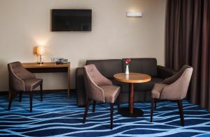 普伦盖波尔图酒店的酒店客房配有沙发和桌椅