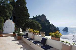 卡普里Villa le stelle capri的阳台享有海景,种有鲜花