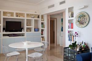 卡普里Villa le stelle capri的一间配备有白色桌椅的用餐室