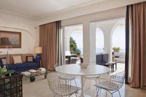 卡普里Villa le stelle capri的客厅配有沙发和桌椅