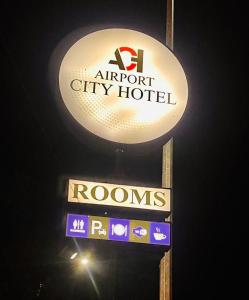 卡图纳耶克Airport City Hotel的机场城市酒店的一个标志