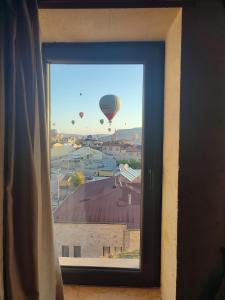 格雷梅Balloon View Hotel的享有热气球景致的窗户