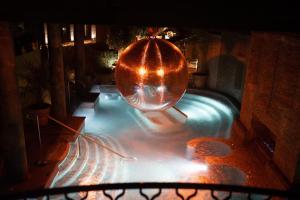 坦普尔帕特里克The Rabbit Hotel & Retreat的游泳池上有一个大型金属球
