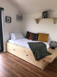 拉辛赫Castledarcy Glamping的一间卧室配有一张带枕头的木床
