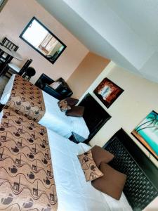 阿卡普尔科Suite en torres gemelas con vista al mar的一间卧室配有两张带枕头的床。