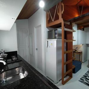 圣若泽Loft encantador D - 8 km de Floripa的厨房配有水槽和冰箱