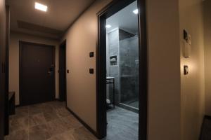 阿克拉皇家嘉年华酒店的浴室设有通往淋浴的玻璃门