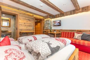 玛丽亚阿尔姆Pension Berghof的一间带两张床和一张沙发的卧室