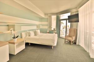 迈阿密海滩The Local House的配有一张床和一把椅子的酒店客房