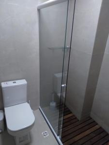 萨尔瓦多Hospedaria D'Maria的一间带卫生间和玻璃淋浴间的浴室