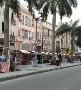 里约热内卢Hotel Casa Blanca - Adults Only的一条种有棕榈树和街道标志的城市街道