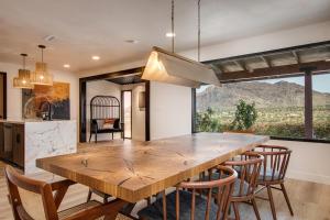 约书亚树@ Marbella Lane - The Wine Mine Desert Escape的厨房以及带木桌和椅子的用餐室。