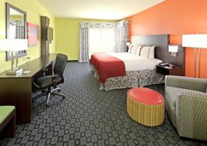 加兰加兰假日酒店的配有一张床和一张书桌的酒店客房