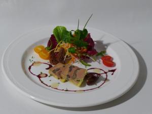 Glovelier格尔餐厅及酒店的白盘上的一盘食物