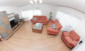 科普里夫尼察A house, free parking, sauna的享有带橙色家具的客厅的顶部景致。