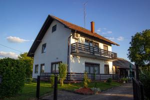 科普里夫尼察A house, free parking, sauna的前面有栅栏的白色房子