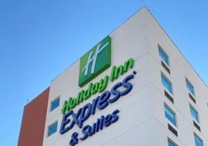 华雷斯城Holiday Inn Express Hotel & Suites CD. Juarez - Las Misiones, an IHG Hotel的建筑的侧面有标志