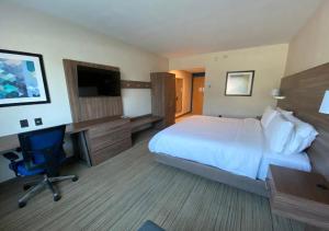 华雷斯城Holiday Inn Express Hotel & Suites CD. Juarez - Las Misiones, an IHG Hotel的酒店客房配有一张床、一张书桌和一台电脑